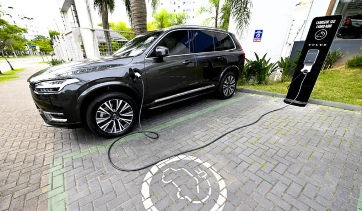 Carro elétrico estacionado enquanto carrega.