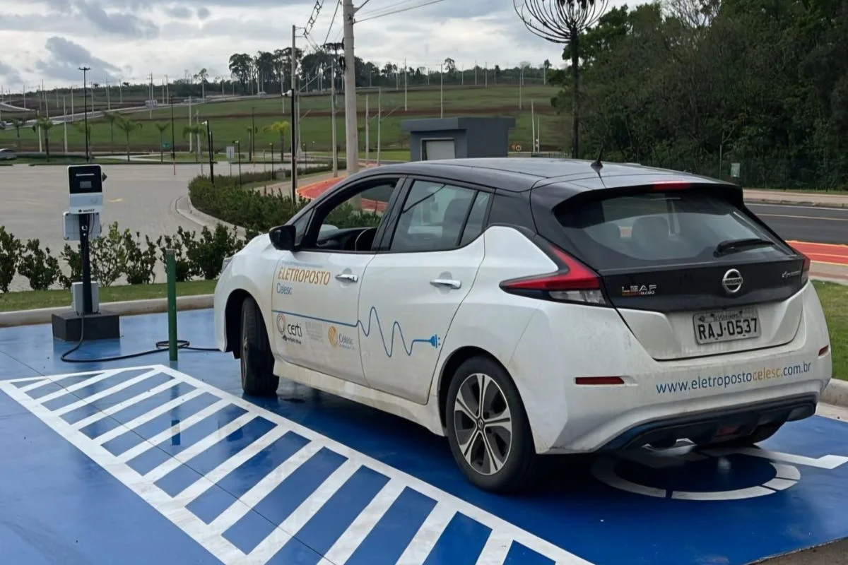 Carro elétrico carregando em um ponto de recarga específico.