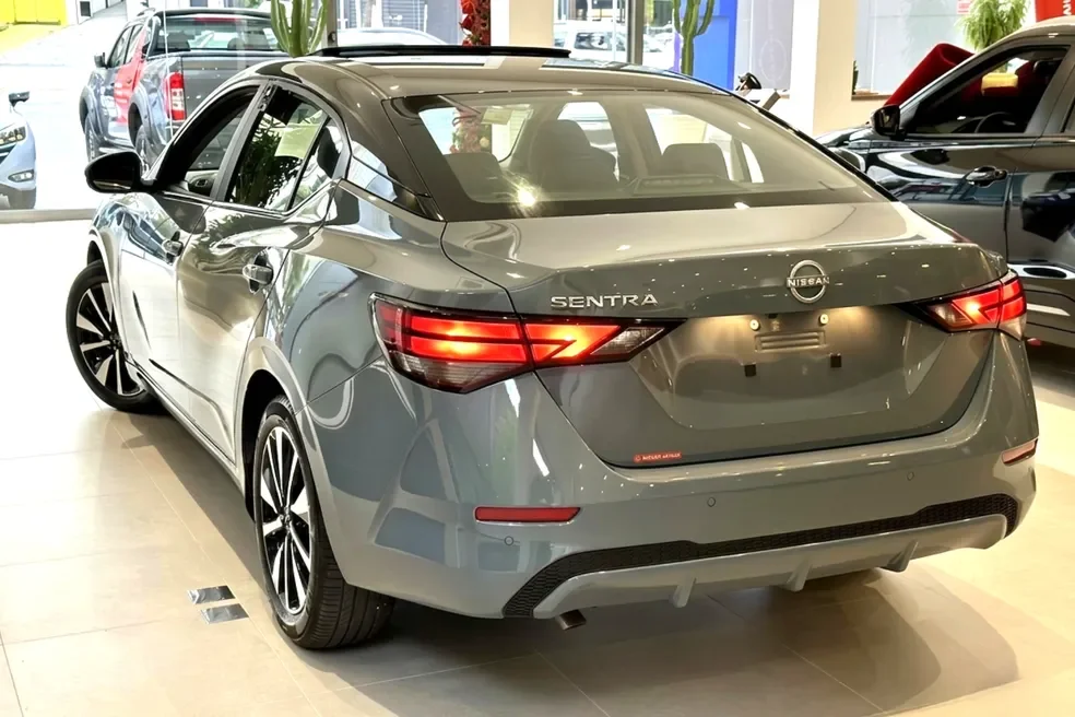 Traseira do Nissan Sentra cinza em exposi&ccedil;&atilde;o.