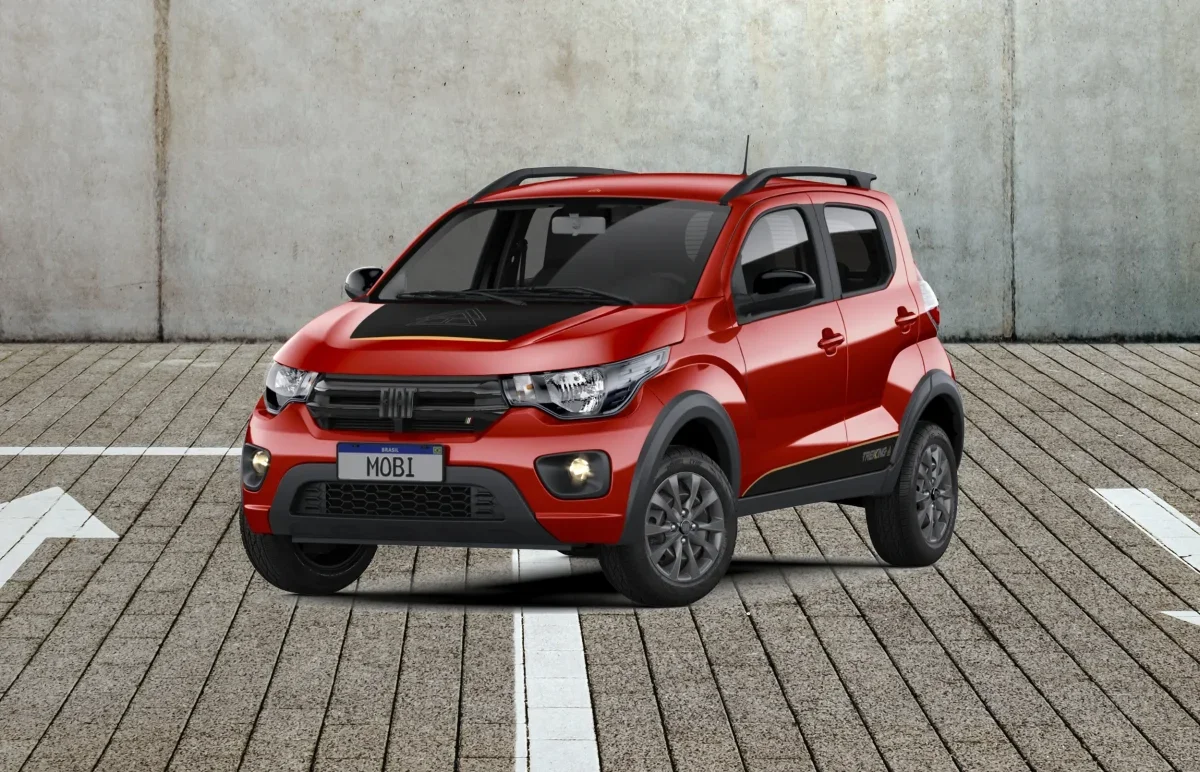 Fiat Mobi Trekking 2025 estacionado em uma área urbana.
