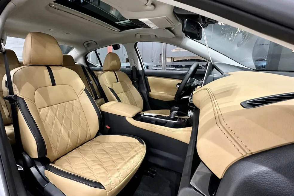 Interior do Nissan Sentra com acabamento bege.
