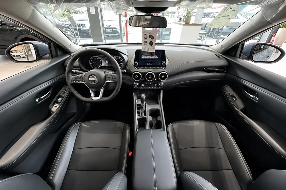 Interior do Nissan Sentra com acabamento preto.
