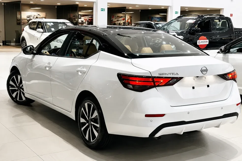Vis&atilde;o traseira do Nissan Sentra na cor branca.
