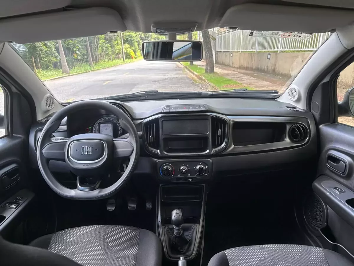 Visão do painel e do volante do Fiat Mobi.