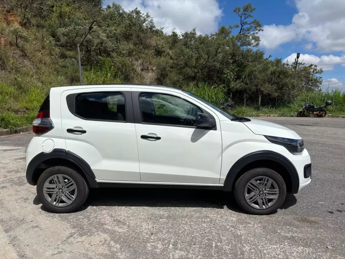 Vista lateral do Fiat Mobi Like 2026.