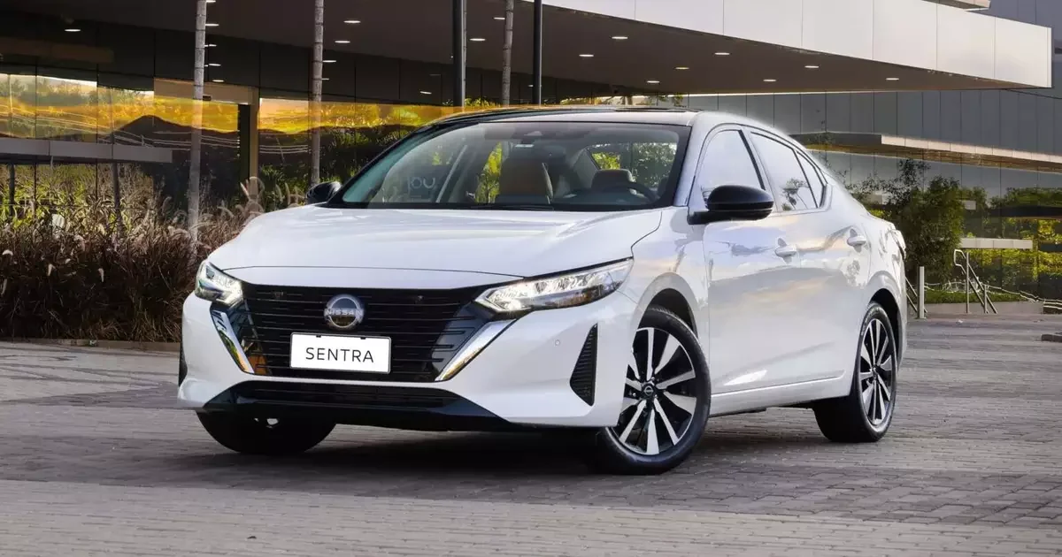 Nissan Sentra Exclusive 2025 visto de frente.