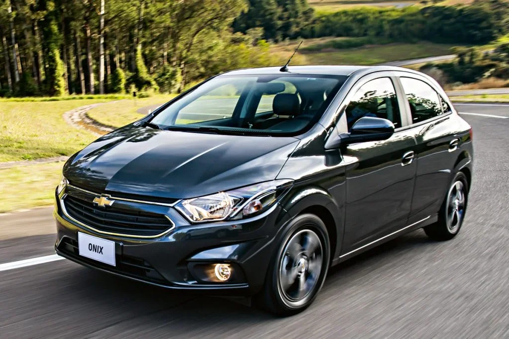 Chevrolet Onix 2026 em destaque em uma estrada