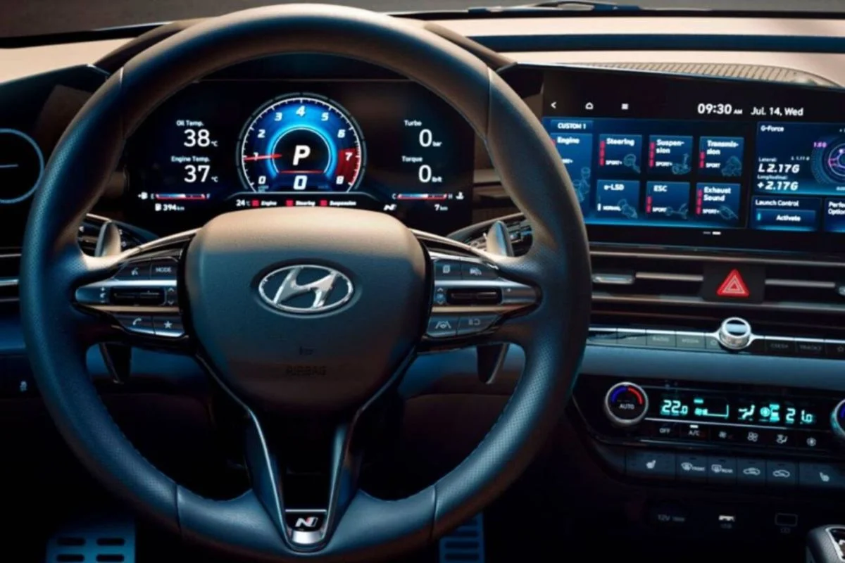 Hyundai HB20 em destaque em uma pista.
