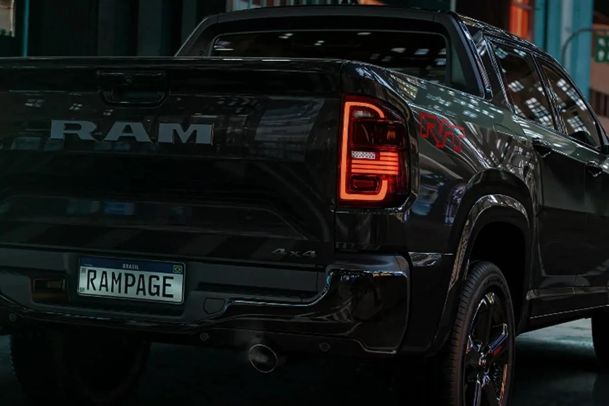 Imagem de uma picape Ram Rampage prateada estacionada.