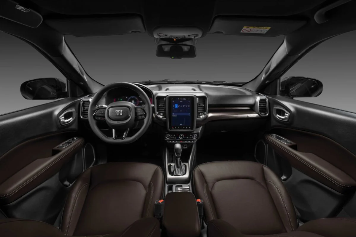Interior moderno de um ve&iacute;culo Fiat Toro.