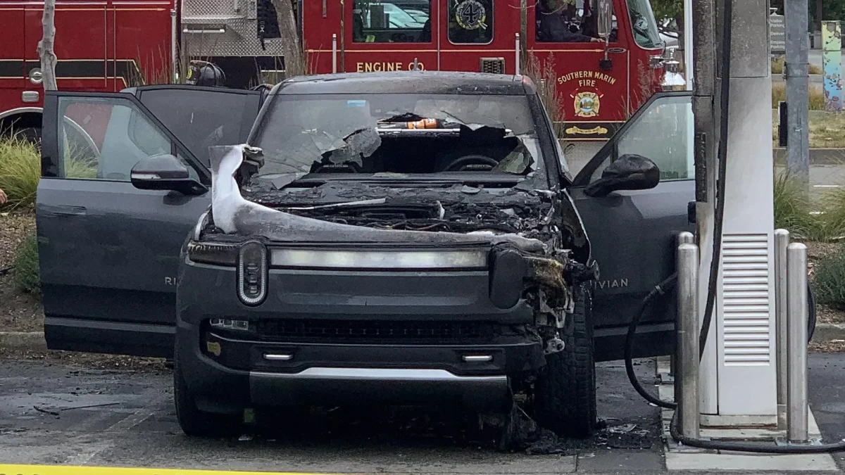 Carro elétrico danificado após pegar fogo.