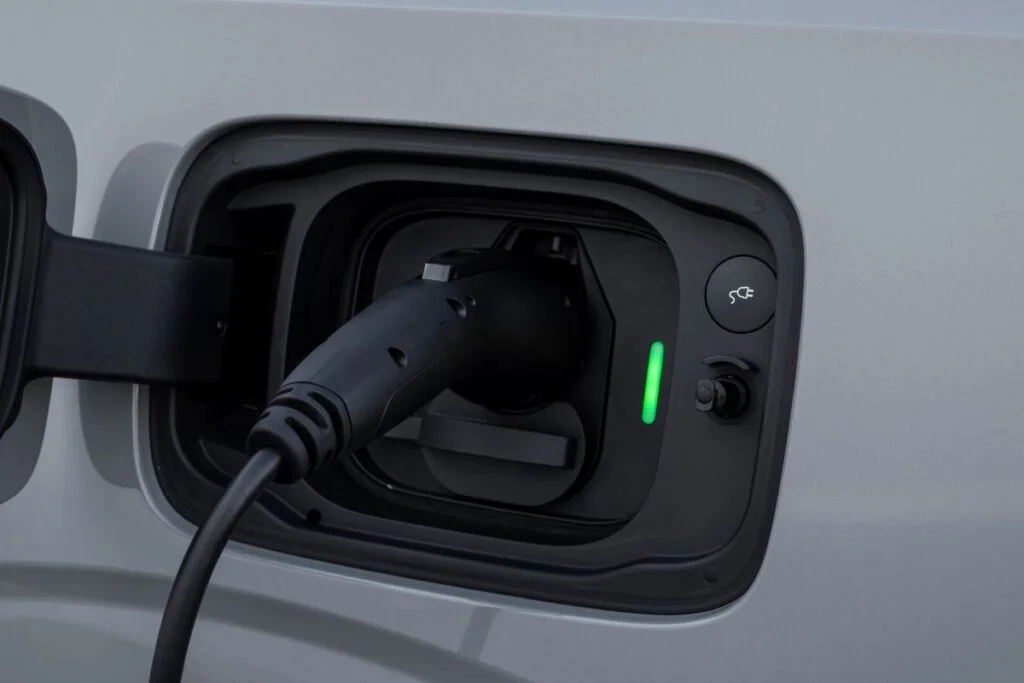 Carregador conectado a um carro elétrico.