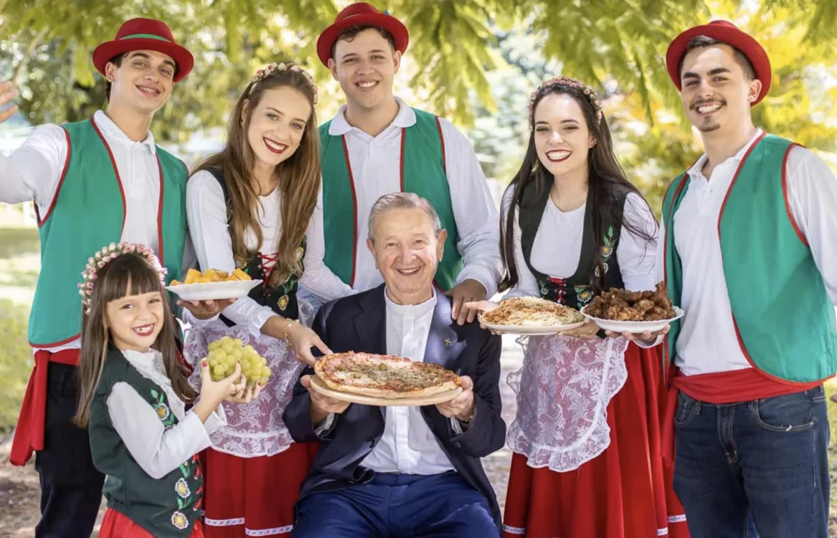 Pessoas celebrando festa italiana em Jundiaí