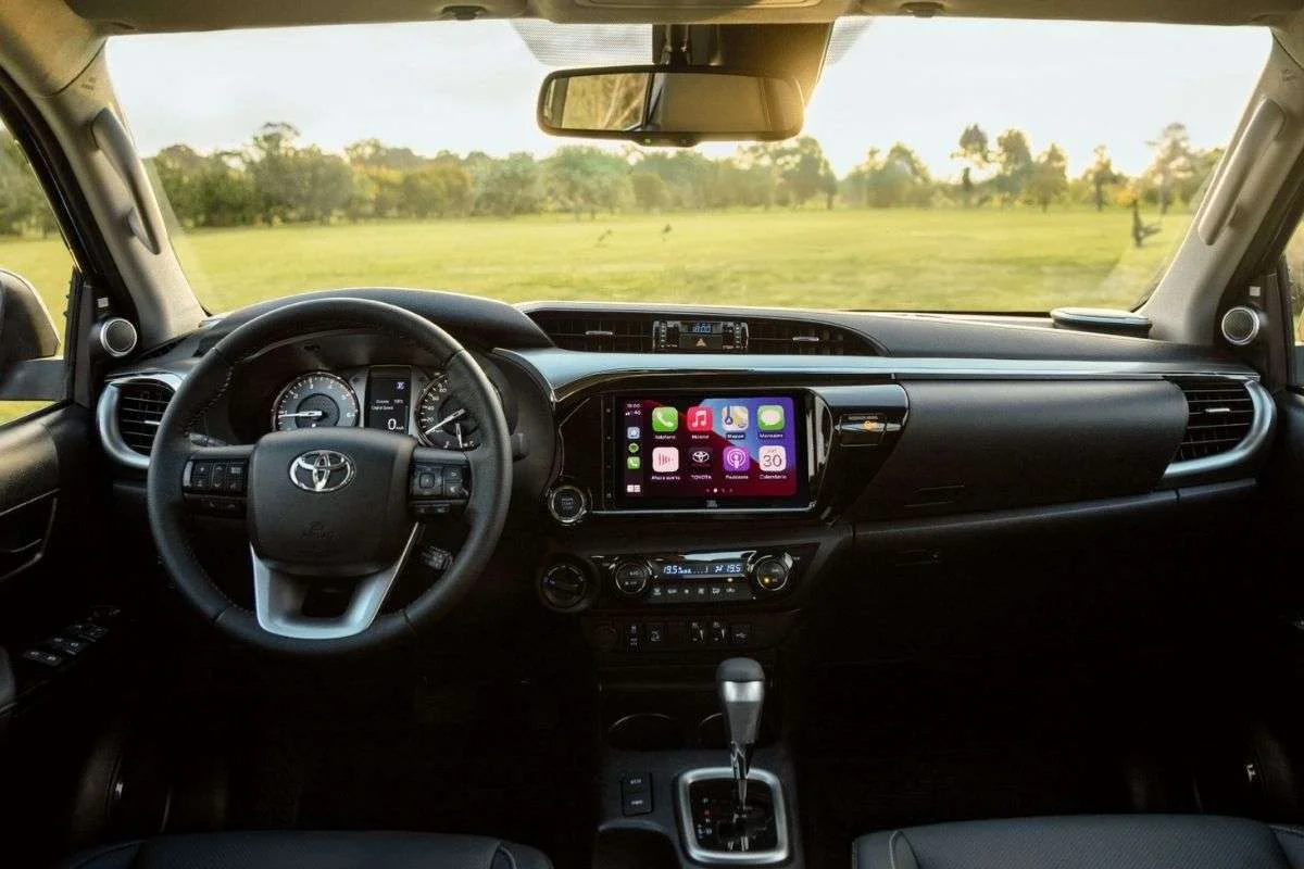 Interior da Toyota Hilux mostrando os recursos tecnológicos