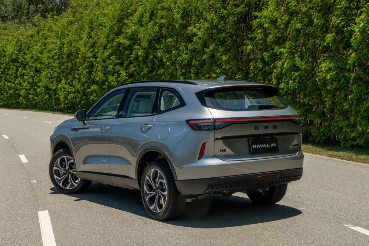 Traseira do GWM Haval H6 em uma estrada.