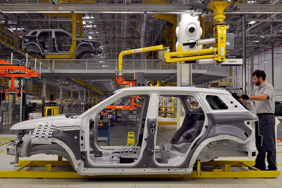 Montagem de veículos em linha de produção