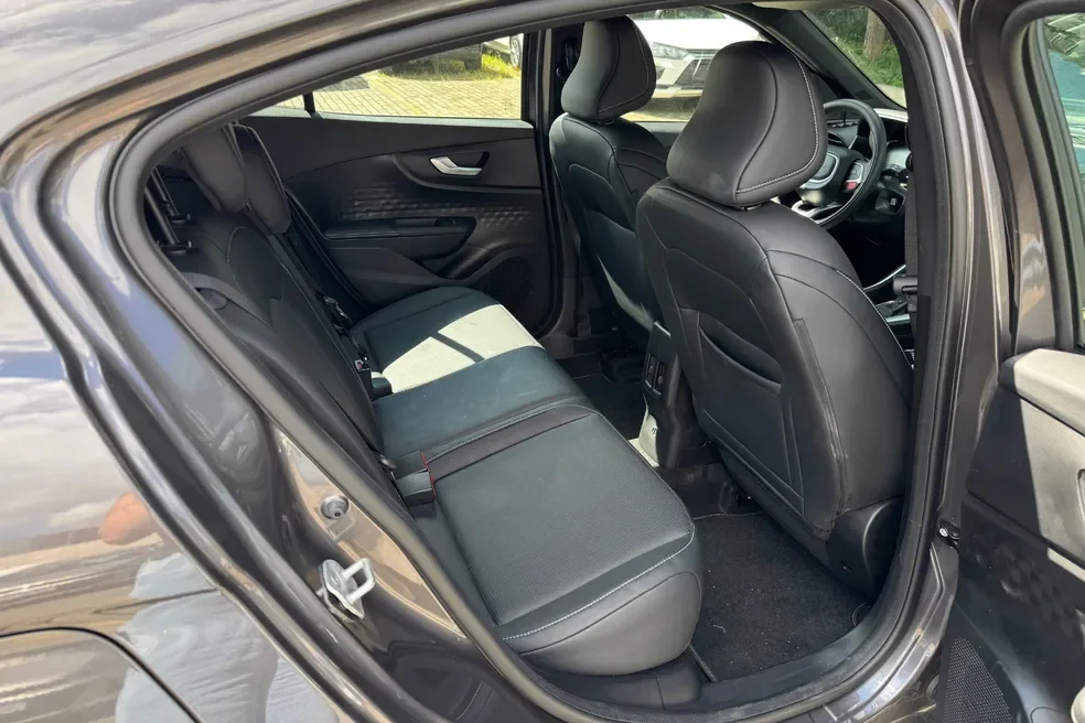 Espaço interno do Fiat Fastback, destacando conforto e modernidade.