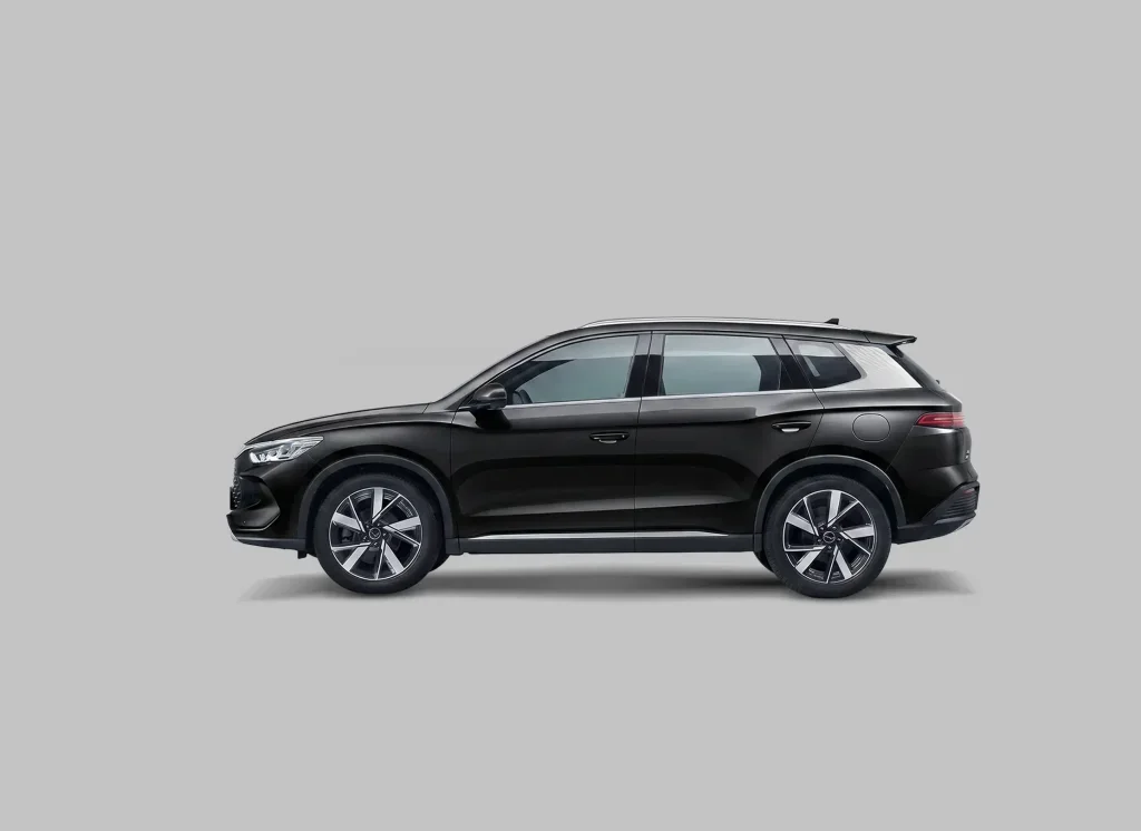 Vista lateral em preto do um SUV elétrico