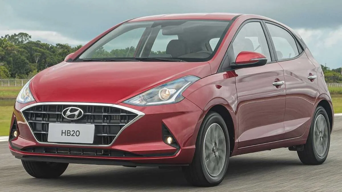Hyundai HB20 2020 vermelho em estrada.