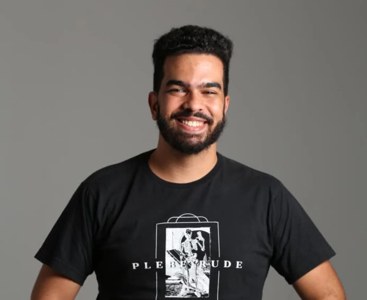 Homem sorridente posando para a foto