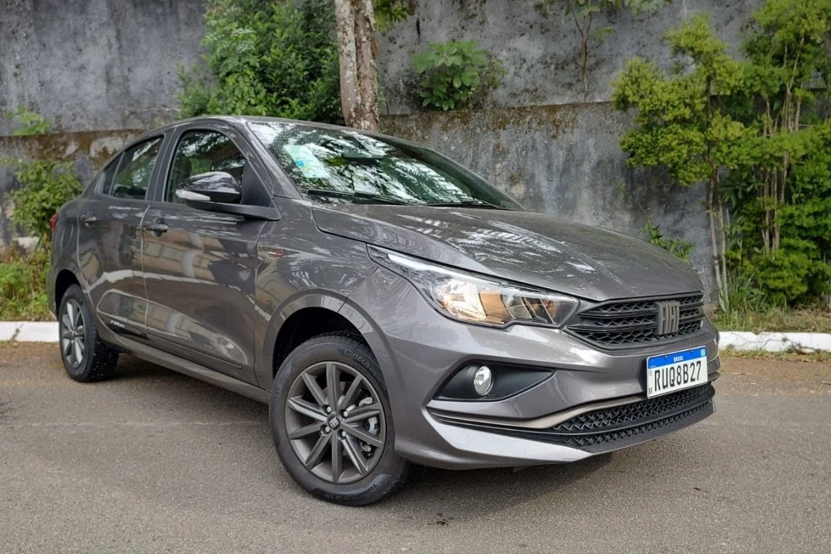 Fiat Cronos Drive 1.3 CVT estacionado em uma rua residencial.