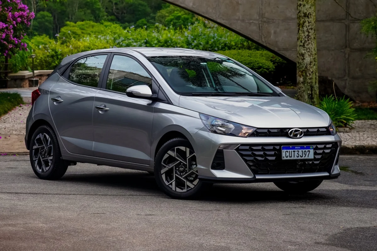 Vista frontal do Hyundai HB20 em um ambiente externo.