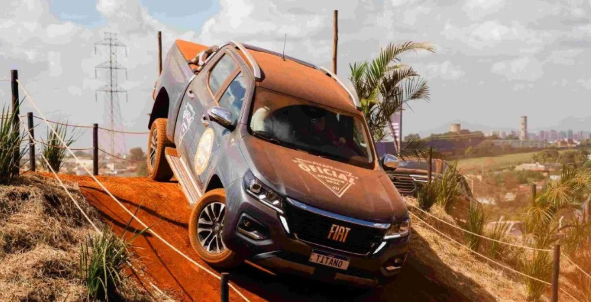 Carro Fiat Titano em demonstração off-road