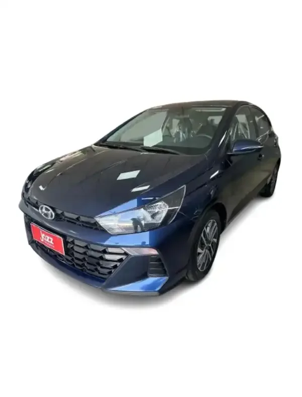 Hyundai HB20 sedan prata em vista lateral traseira.