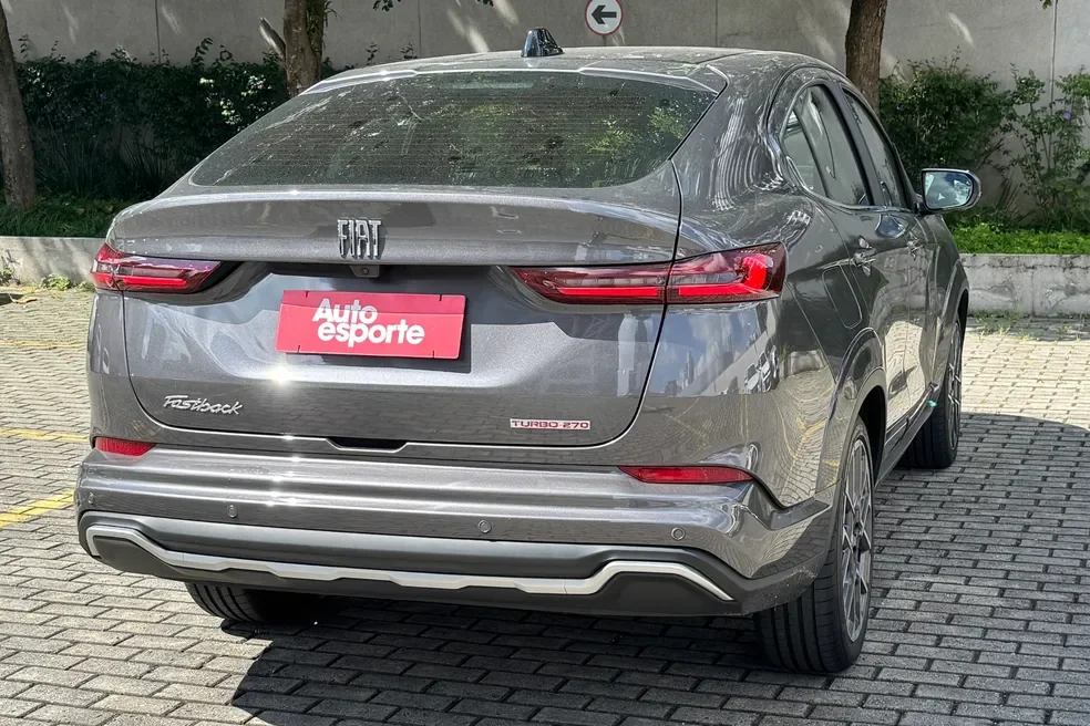 Traseira do Fiat Fastback Limited destacando o design.