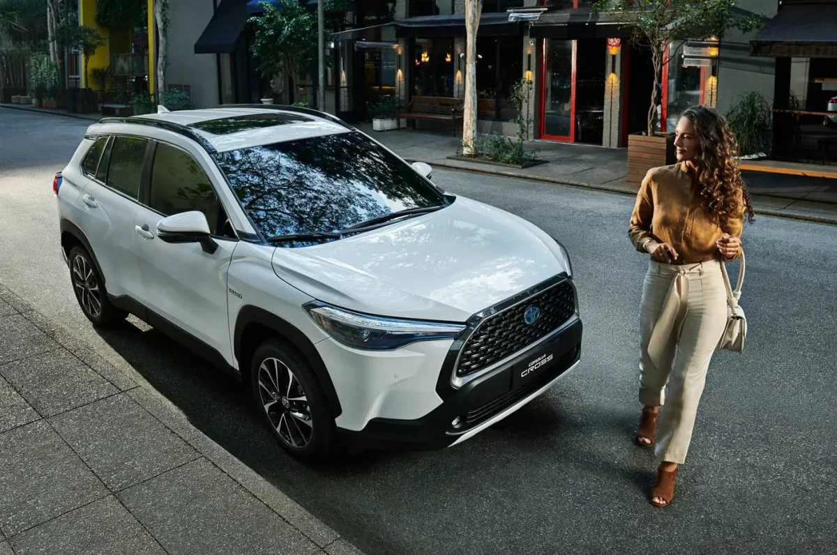 Corolla Cross branco estacionado em uma rua urbana