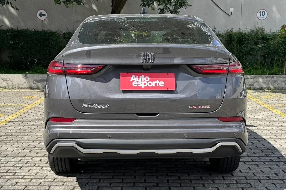 Traseira do Fiat Fastback Limited na cor cinza.
