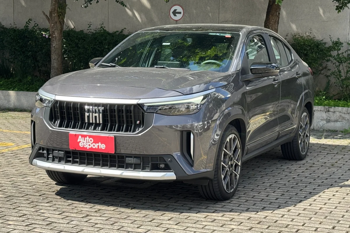 Fiat Fastback Limited visto de frente e lateral direita.