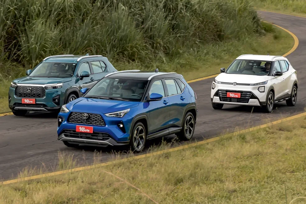 Comparativo de veículos na estrada, incluindo Honda WR-V, Nissan Kait e Toyota Yaris Cross.