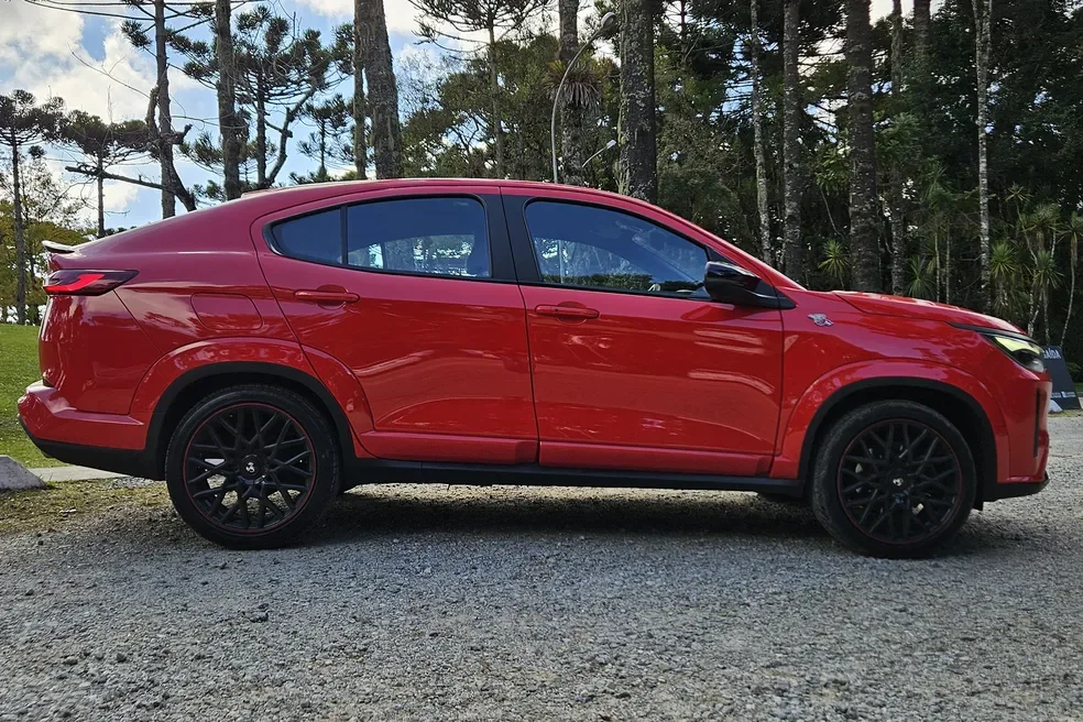 Fiat Fastback Abarth 2025 visto de lado.
