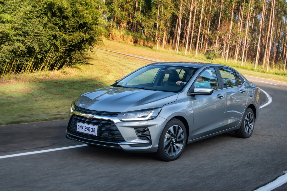 Chevrolet Onix Plus 2026 em movimento em uma estrada.