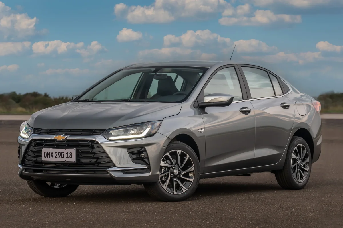 Chevrolet Onix Plus 2026 parado em uma área aberta.