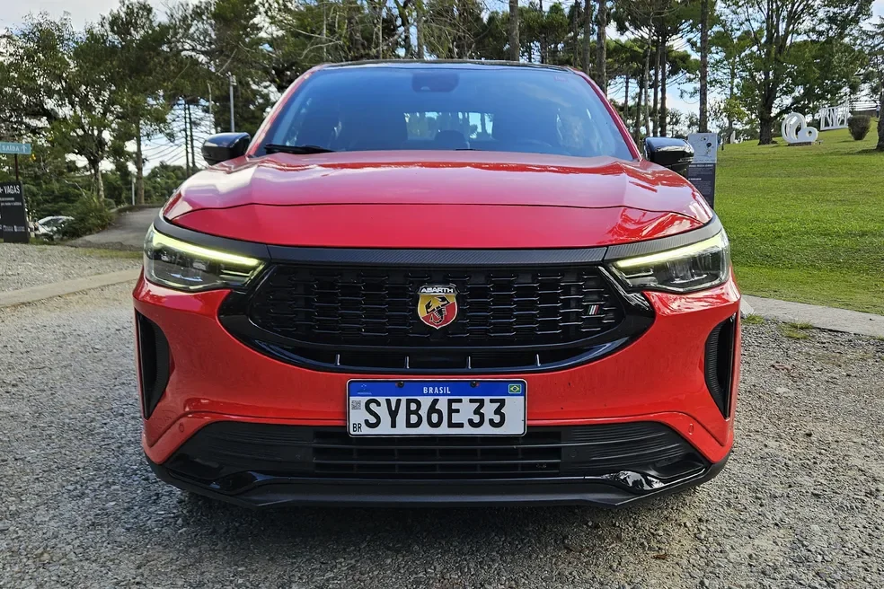 Fiat Fastback Abarth 2025 visto de frente.