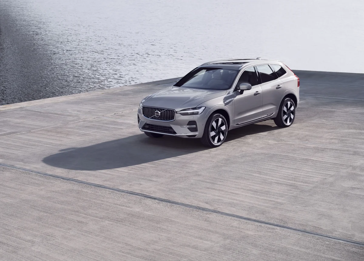 SUV Volvo XC60 prateado ao lado de um corpo d'água