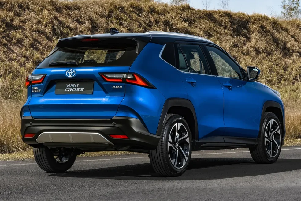 Vista traseira do Toyota Yaris Cross XRX na cor azul.