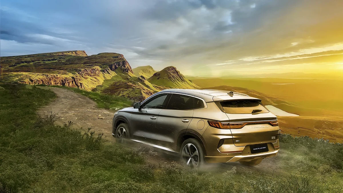 SUV em uma paisagem montanhosa