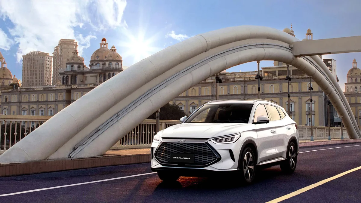 SUV em destaque em uma ponte moderna