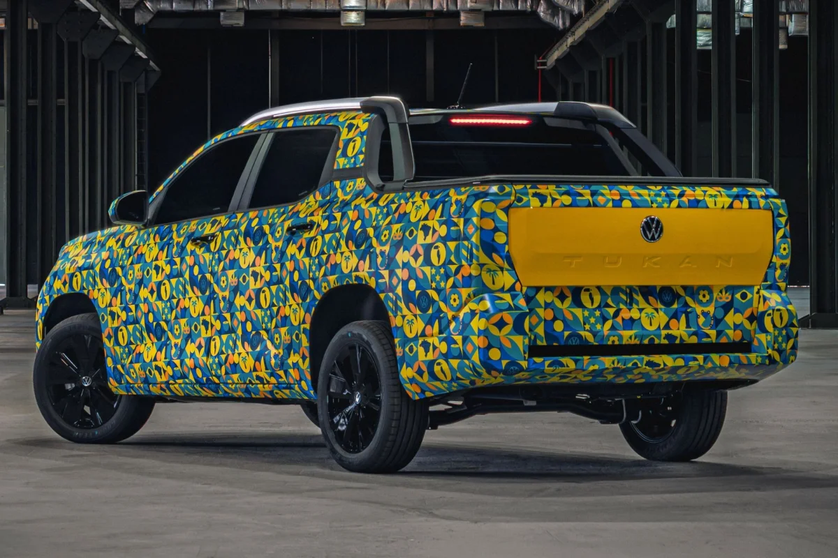 Traseira do Volkswagen Tukan 2027 com tampa da caçamba fechada.