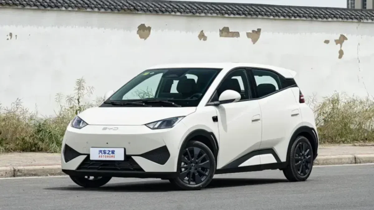 Perspectiva frontal do carro BYD Dolphin
