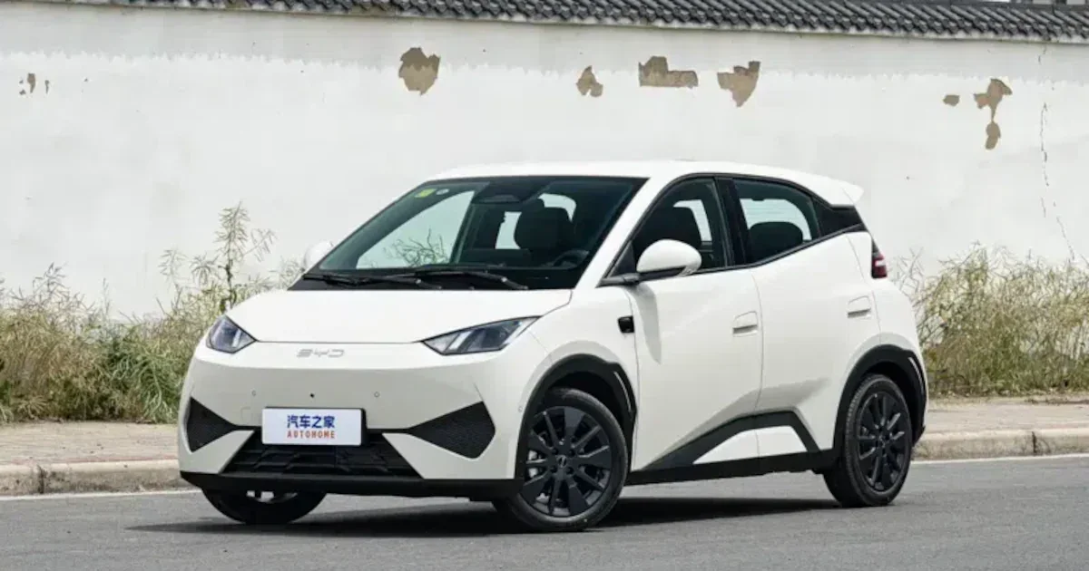 Carro BYD Dolphin mostrado lateralmente