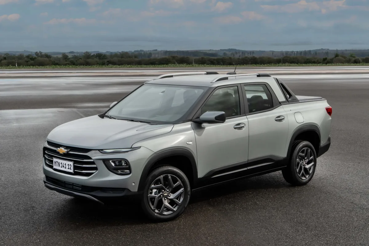Chevrolet Montana em uma pista.