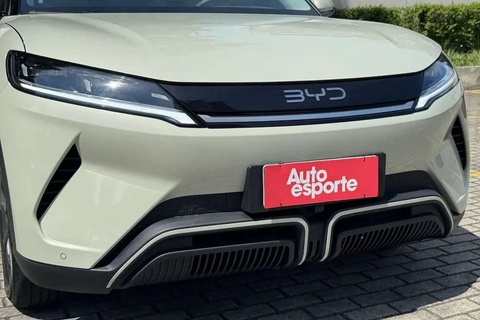 Imagem frontal do BYD Yuan Pro destacando seu design moderno.