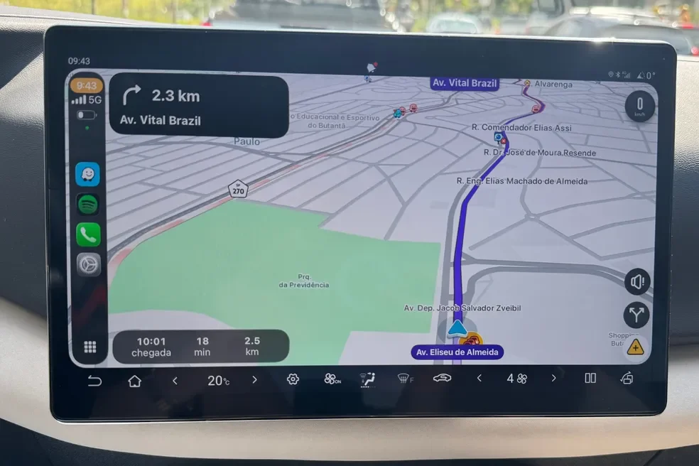 Tela de navegação do BYD Yuan Pro mostrando o aplicativo Waze.