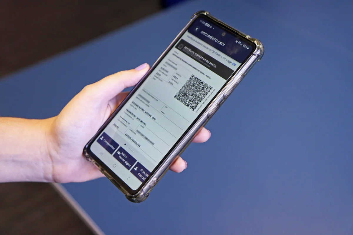 Imagem de um celular exibindo o CRLV digital