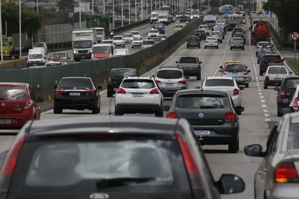 Ve&iacute;culos em uma rodovia movimentada