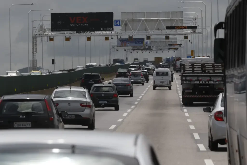 Tr&aacute;fego intenso em rodovia urbana